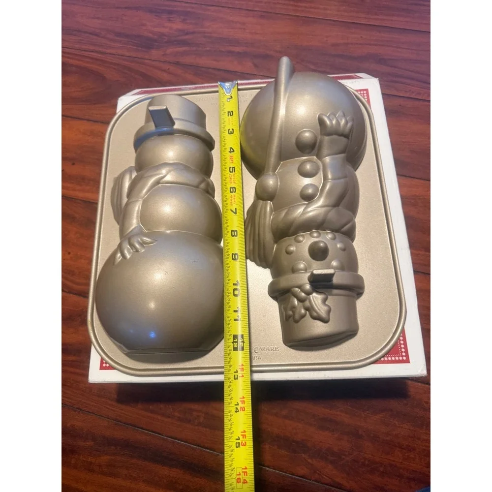 Williams-Sonoma Nordic Ware Snowman 3D Cake Pan Gold Cast Aluminum 10 Cup USA